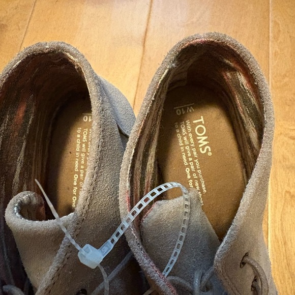 Toms  lace up ankle booties boots tan suede sz 10W new - Picture 3 of 6